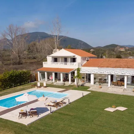 Sleeps 6 Pool Air Con Wifi