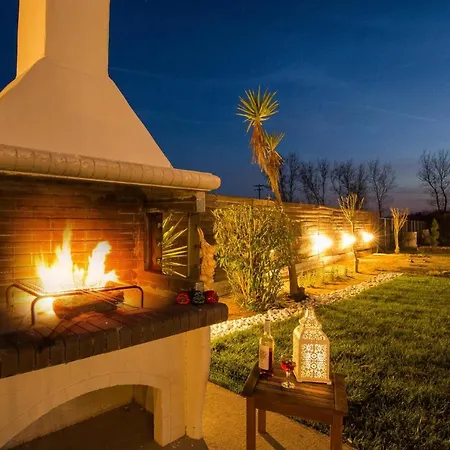 Villa Sleeps 6 Pool Air Con Wifi *