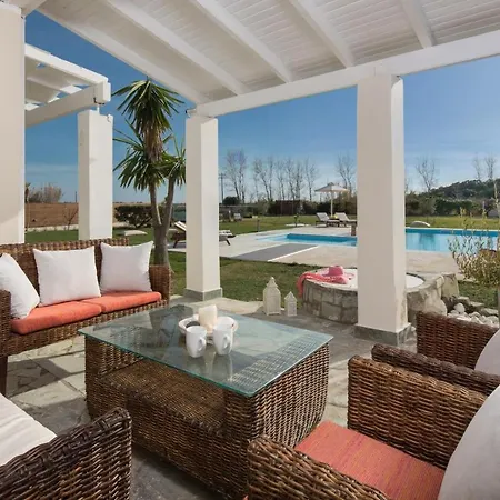 Sleeps 6 Pool Air Con Wifi