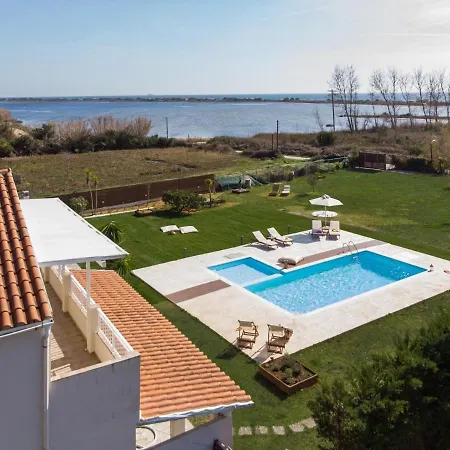 Sleeps 6 Pool Air Con Wifi * Halikúnasz