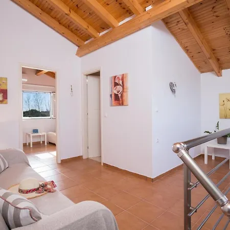 Sleeps 6 Pool Air Con Wifi