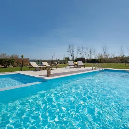 Sleeps 6 Pool Air Con Wifi Villa Halikúnasz