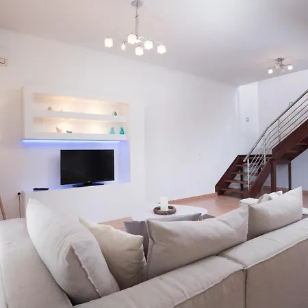 Sleeps 6 Pool Air Con Wifi * Halikúnasz