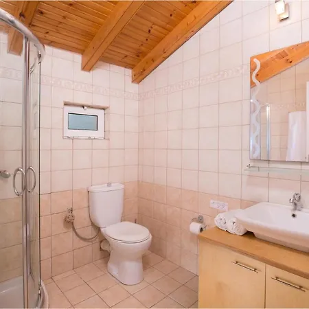 Sleeps 6 Pool Air Con Wifi * Halikúnasz